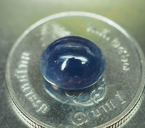 พลอยไพลินหลังเบี้ย (Sapphire) 3.82 กะรัต