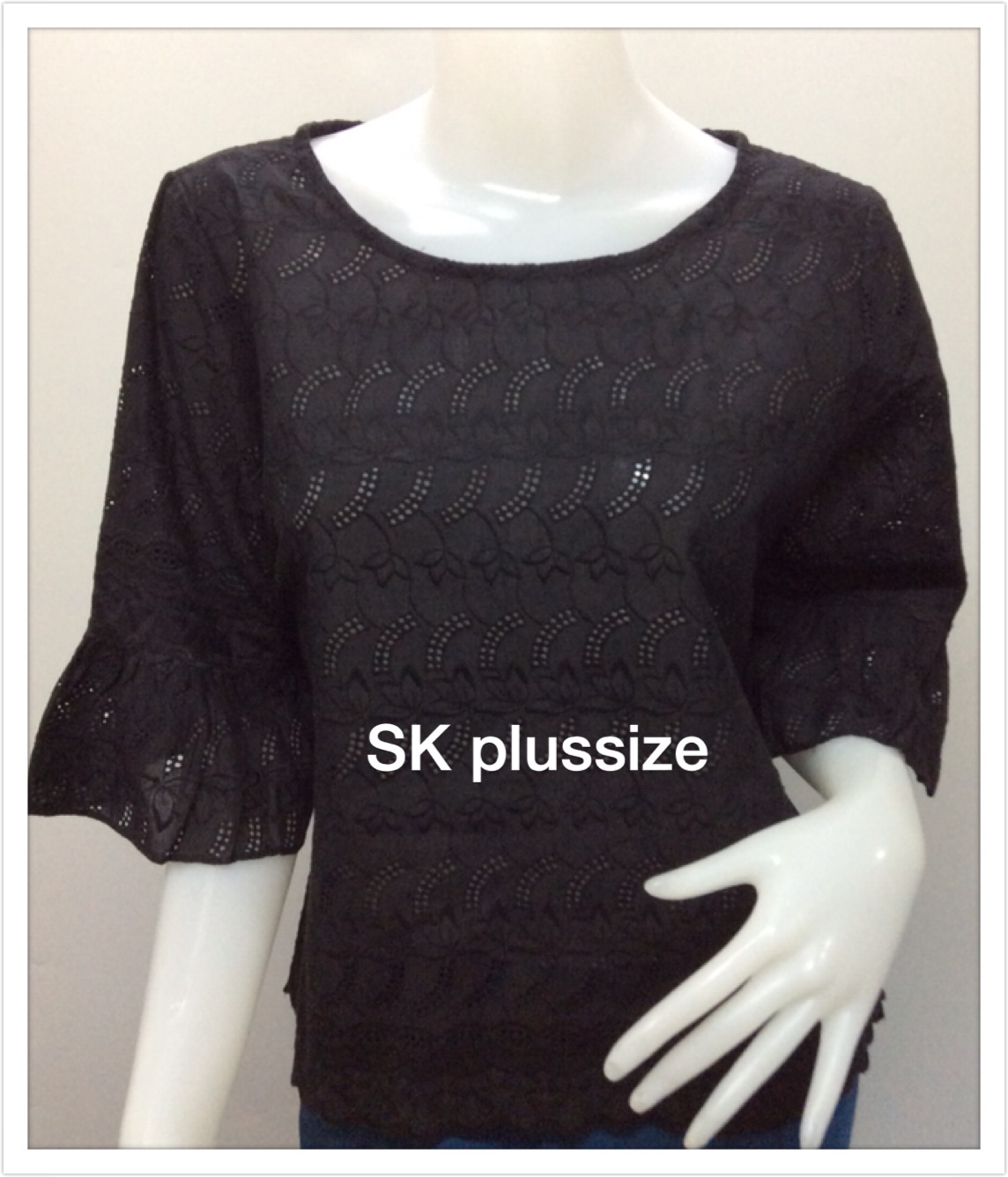 เสื้อคอตตอนฉลุ สีดำ คอปาด แขนต่อระบาย รอบอก 44 นิ้ว