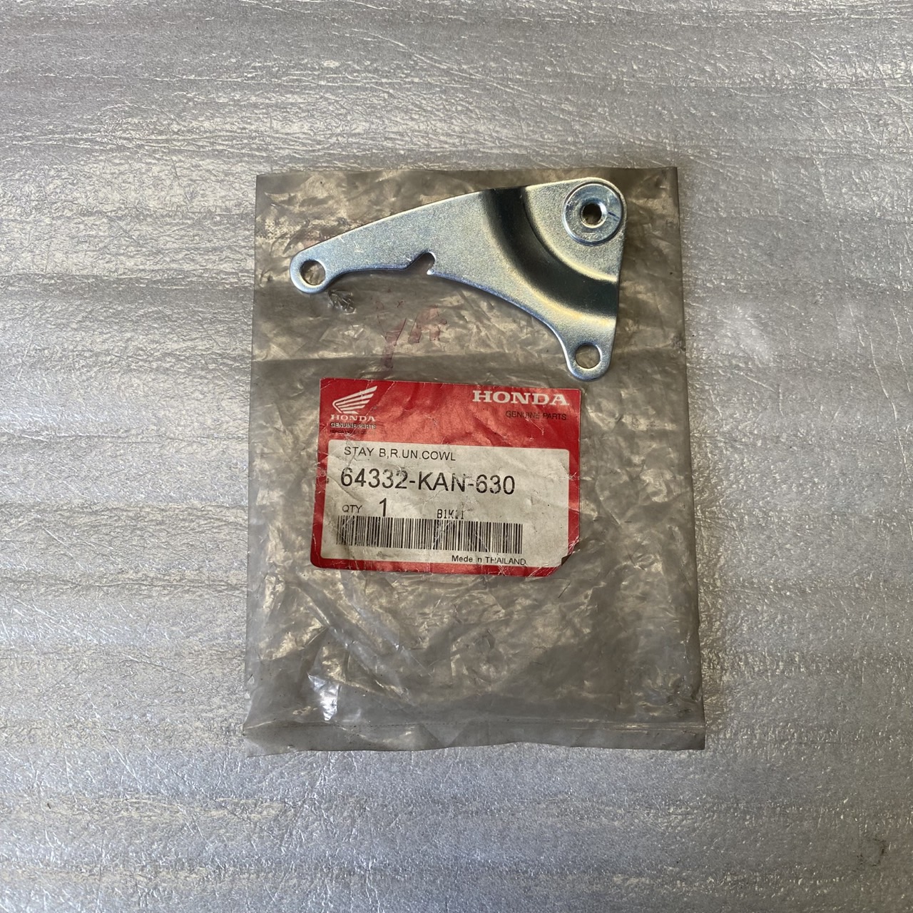 64332-KAN-630 ขายึดแฟริ่งล่างขวา B สำหรับรุ่น NZP/PS/PC อะไหล่แท้ HONDA