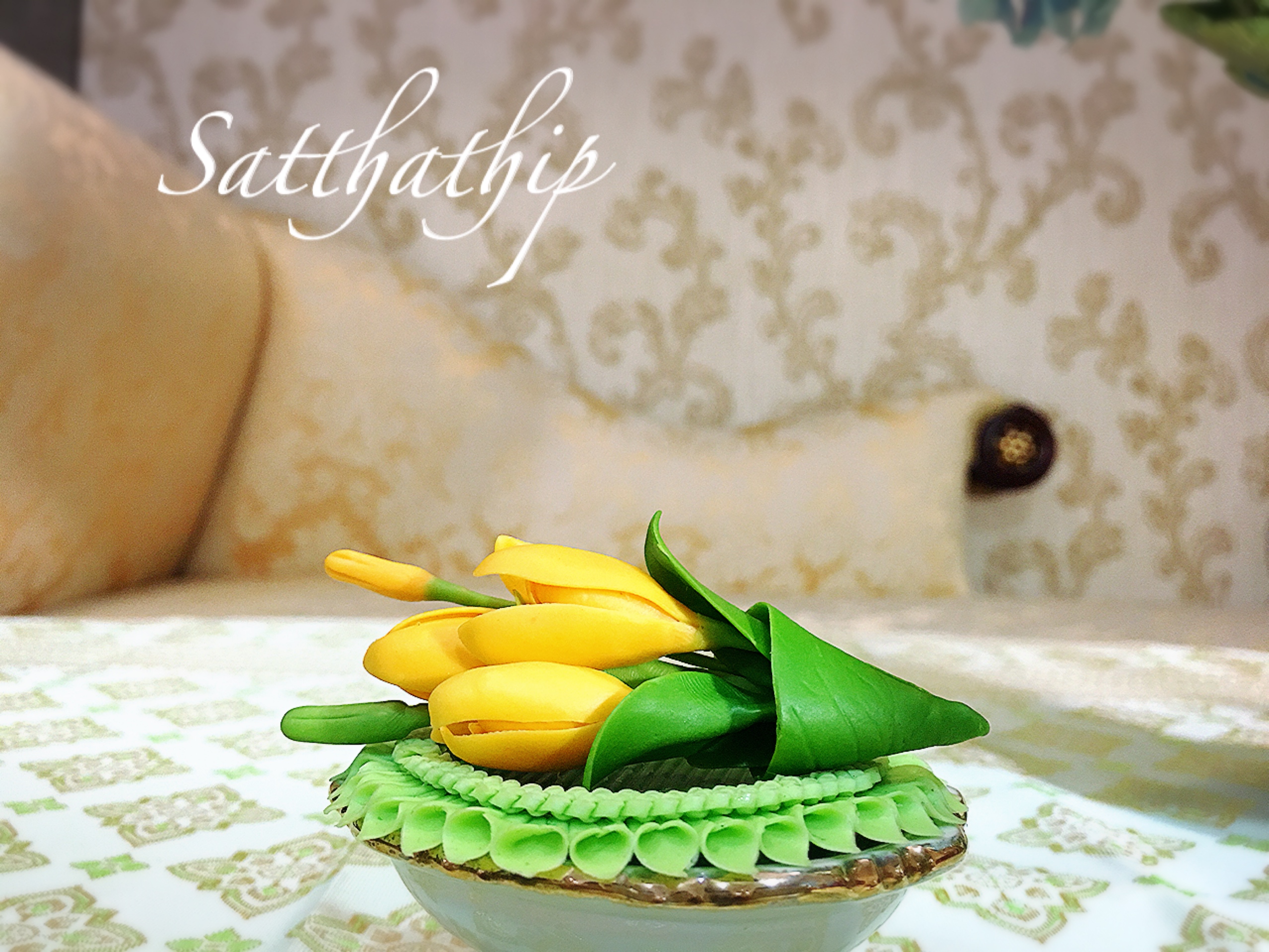 ชุดดอกจำปี/ดอกจำปา บนถาดใบตองประดิษฐ์จากดิน พร้อมพานเซรามิก - White Champaka/Organge Champaka