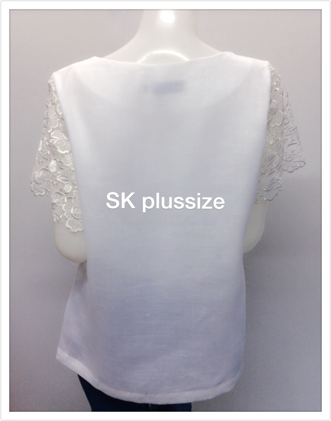 เสื้อลินิน คอปาด แต่งผ้าแก้วปักฉลุ แขนลูกไม้ สีขาว รอบอก 46 นิ้ว