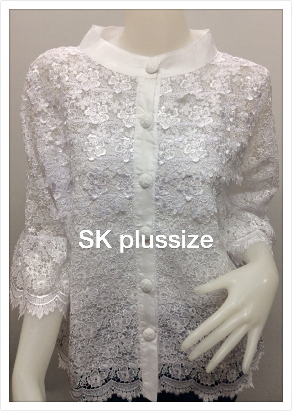 เสื้อลูกไม้ สีขาว คอตั้ง แขนระบาย รอบอก 44 นิ้ว