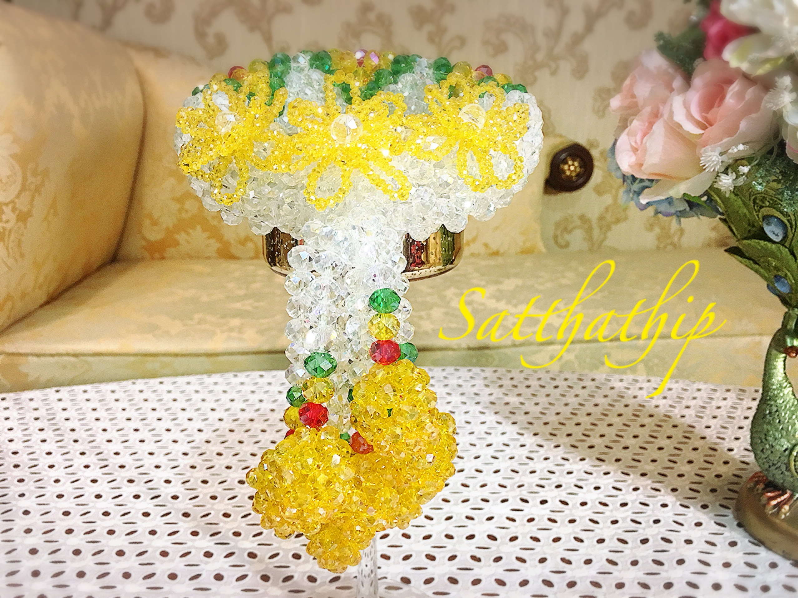 พวงมาลัยคริสตัล ยกดอก สีโทนขาว เหลือง - Crystal Garland