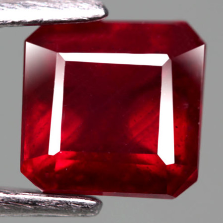 พลอยทับทิม (Ruby) 1.85 กะรัตสีแดงเข้มลดราคา