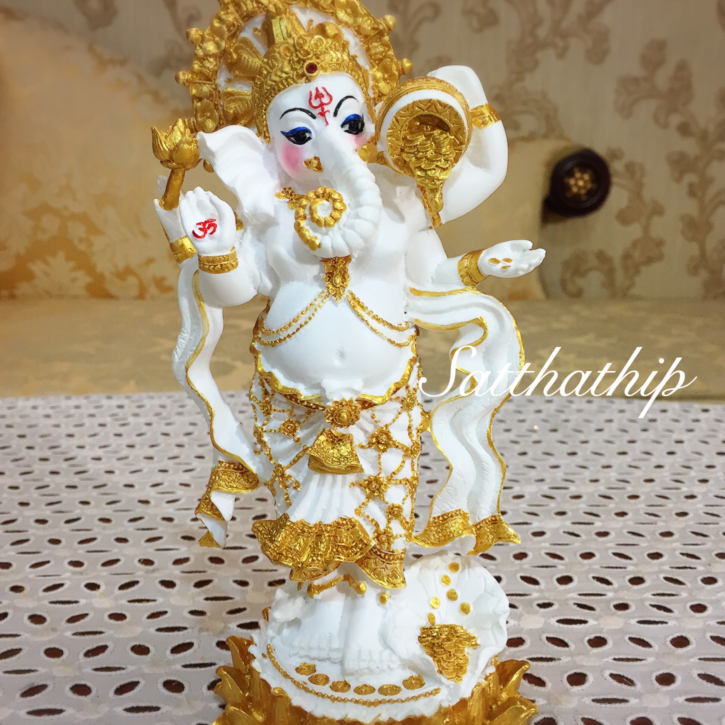 พระพิฆเนศ ปางประทานพร โปรยเงิน (เซรามิก) - Ganesha: Lord of Success