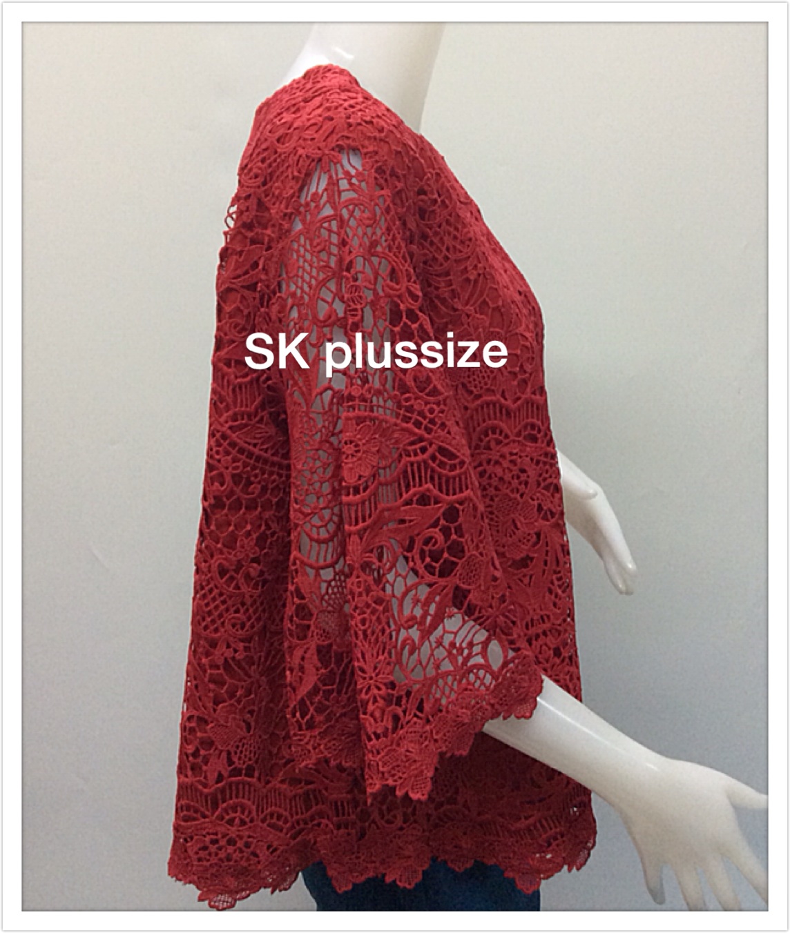 เสื้อลูกไม้ทรงเอ สีแดง คอปาด แขนบาน 3 ส่วน รอบอก 52 นิ้ว