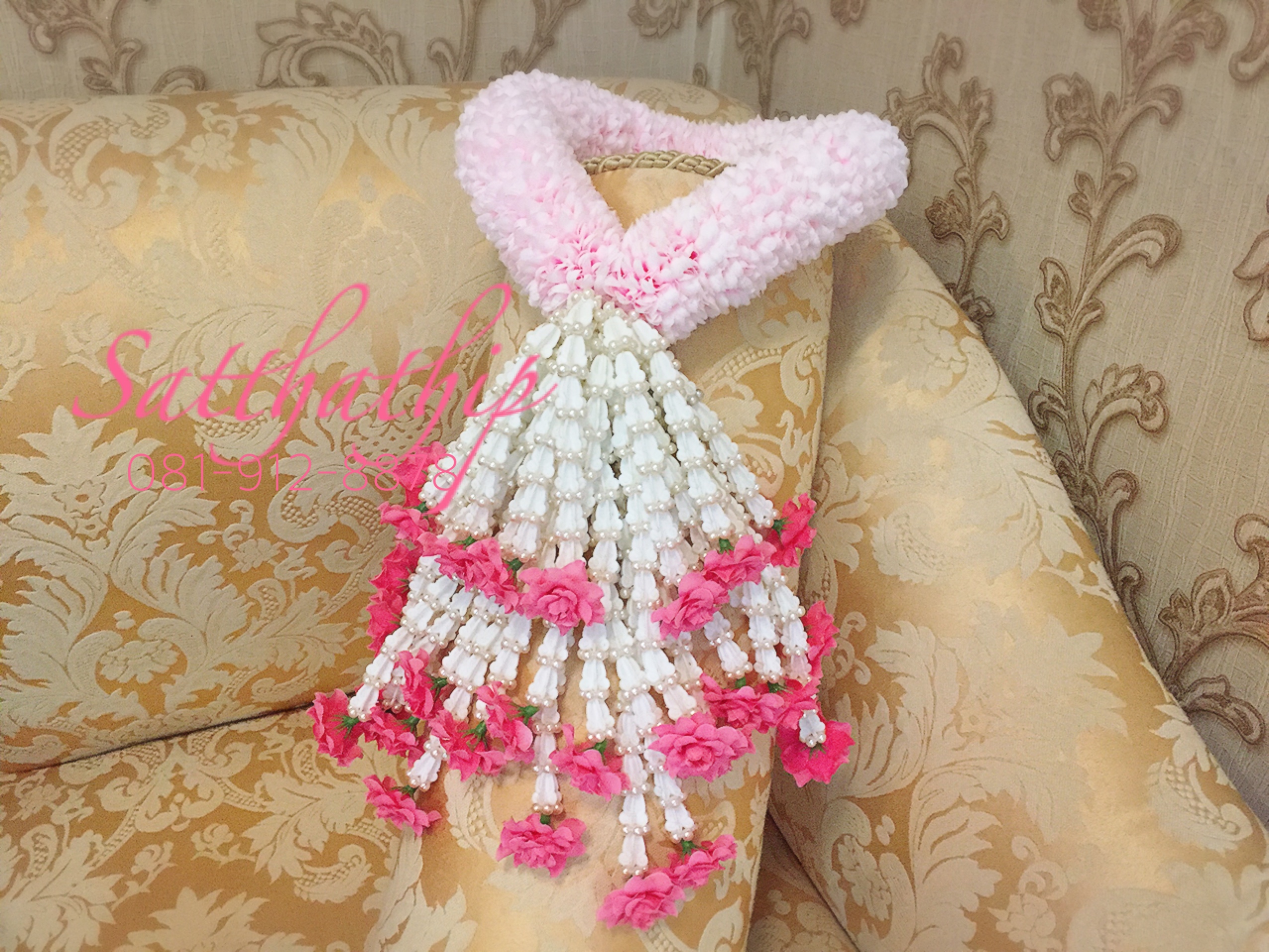 พวงมาลัยผ้า ดอกมัม (ร้อยด้วยกลีบ) สีชมพูอ่อน (เพิ่มลักษณะพิเศษด้วยชายดอกไม้มุกพลาสติก) - พวงมาลัยผ้า - Fabric garland