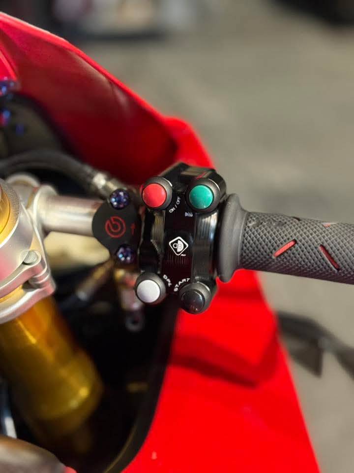 Ducabike ครอบประกับ+ สวิทช์ แผงควบคุม ฝั่งขวา เบรค สำหรับ Panigale V4 ตรงรุ่นไม่ต้องแปลง สำเนา