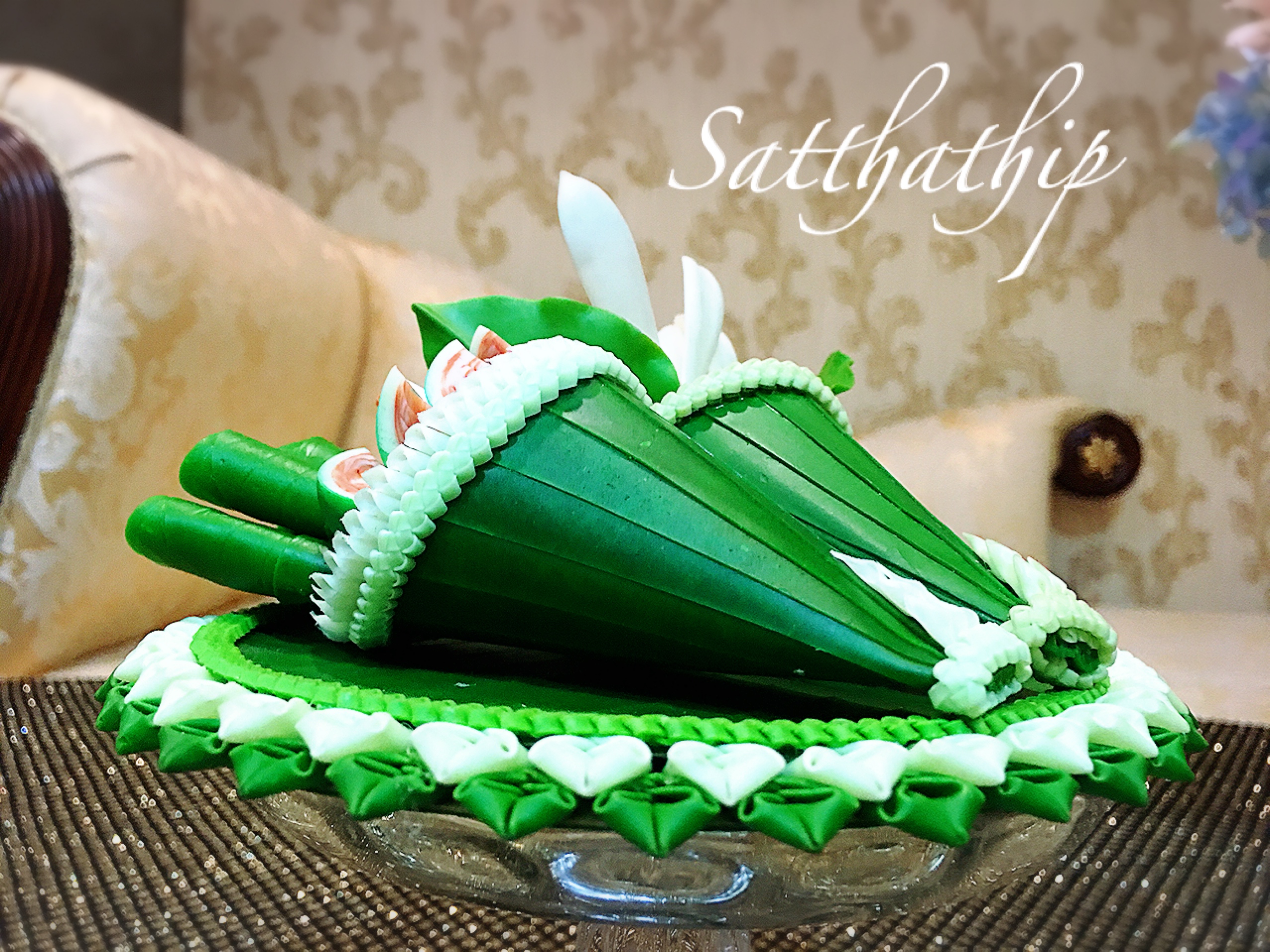 ชุดกรวยเชี่ยนหมากพลู บุหรี่ ดอกไม้ บนถาดใบตอง ประดิษฐ์จากดิน พร้อมพานแก้ว - Betel