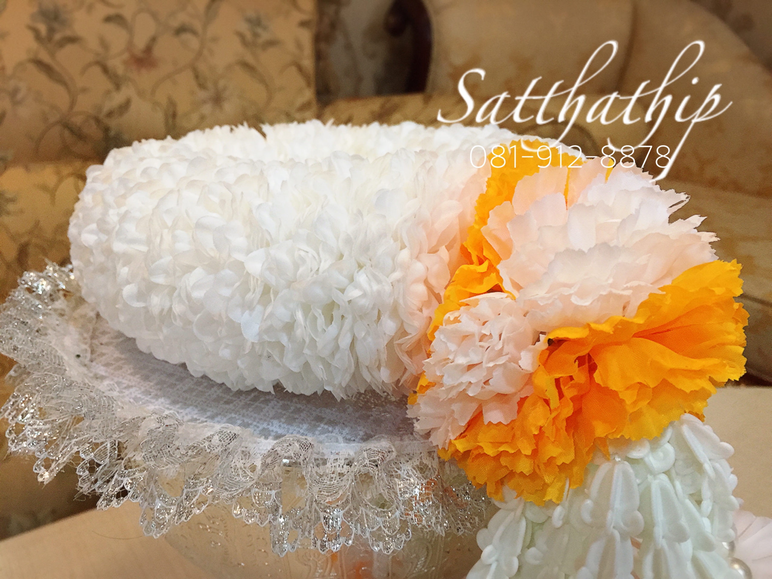 พวงมาลัยดอกมัมผ้า (ร้อยด้วยกลีบ) สีขาวผสมดอกดาวเรืองผ้าสีเหลืองส้ม - Fabric garland