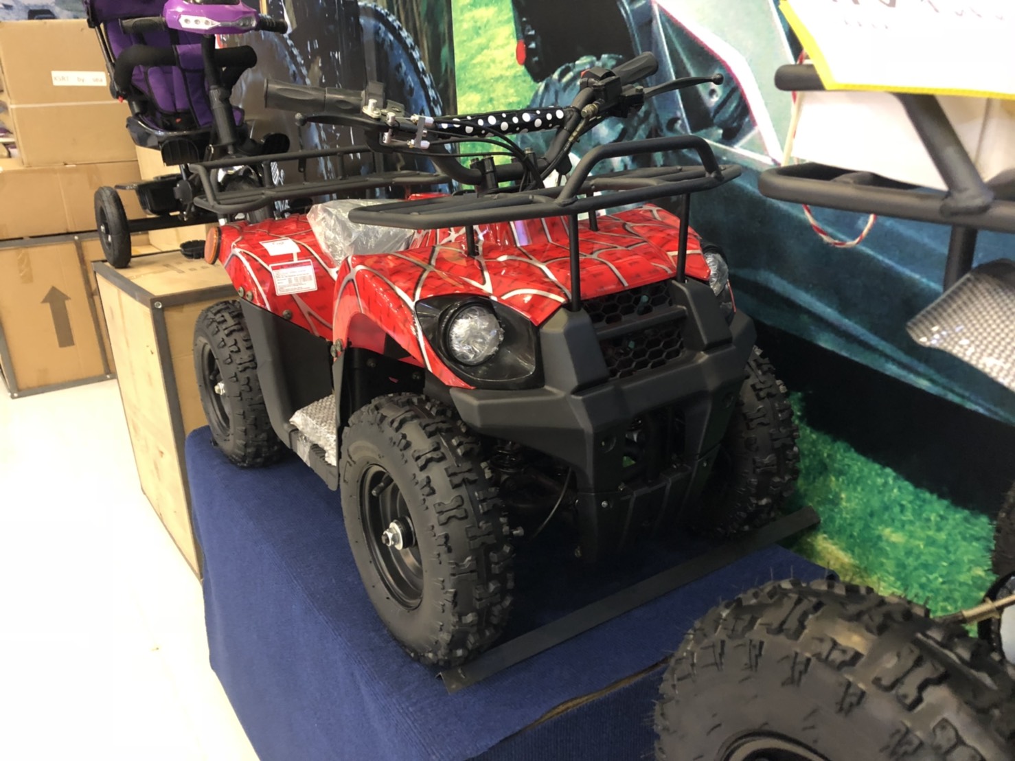 ATV ขับเคลื่อนด้วยระบบมอเตอร์ไฟฟ้า เหมาะสำหรับเด็ก 3 ขวบขึ้นไปเงียบและปรอทภัยแบตชาร์ทกับไฟบ้านได้ ชารท์ไฟ 1 ครั้งอยู่ได้ 2 วันอะไหล่มีเปลี่ยนทุกชิ้น