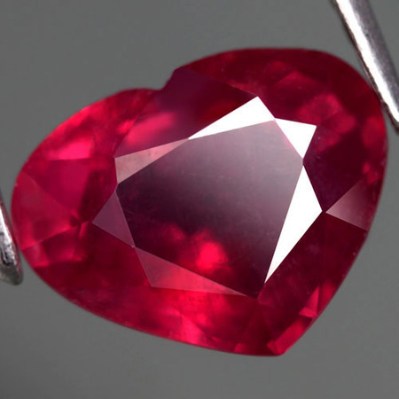 พลอยทับทิม (Ruby) 4.70 กะรัตสีแดงเข้ม
