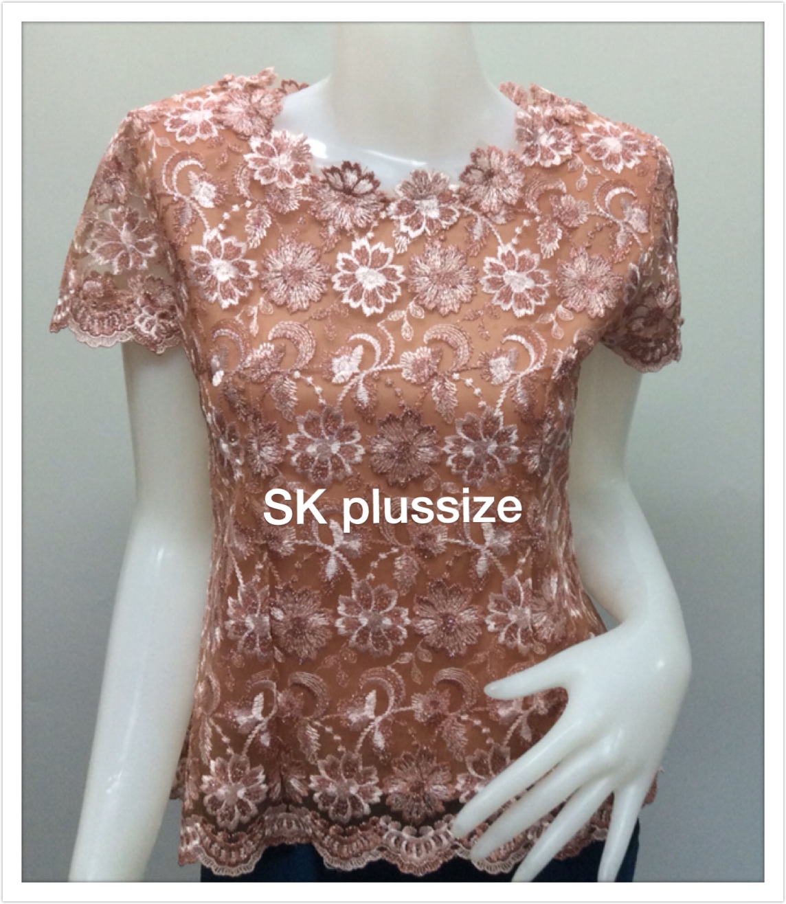 เสื้อลูกไม้บุหงา สีกลีบบัว คอปาด แขนสั้น รอบอก 38 นิ้ว