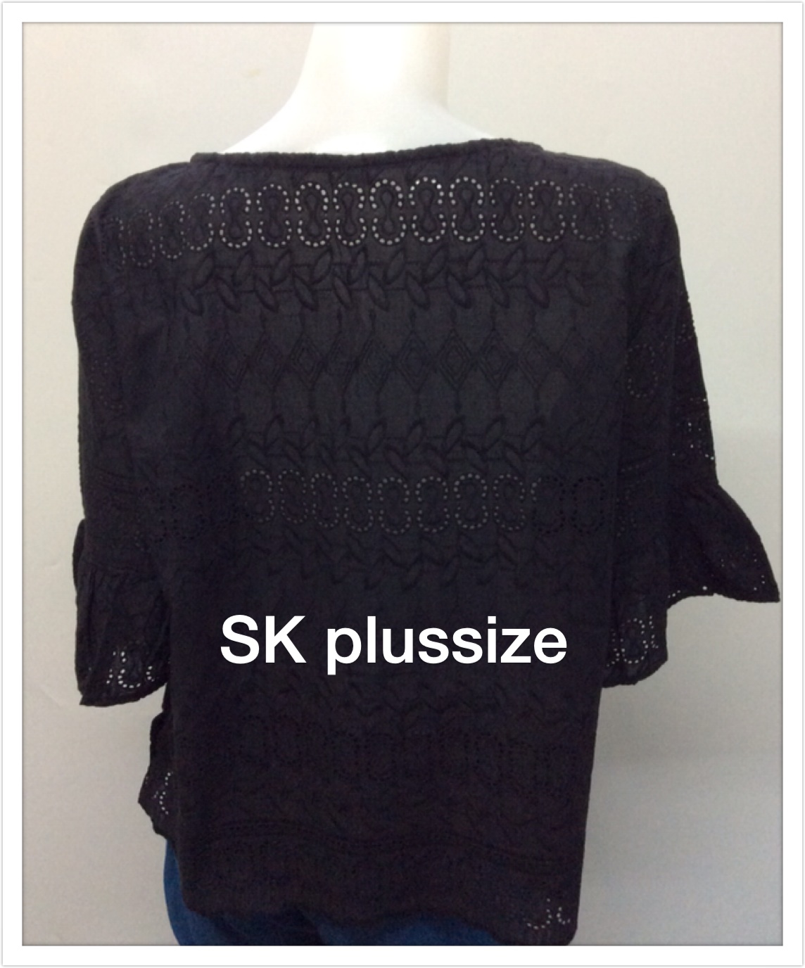 เสื้อคอตตอนฉลุ สีดำ คอปาด แขนต่อระบาย รอบอก 46 นิ้ว