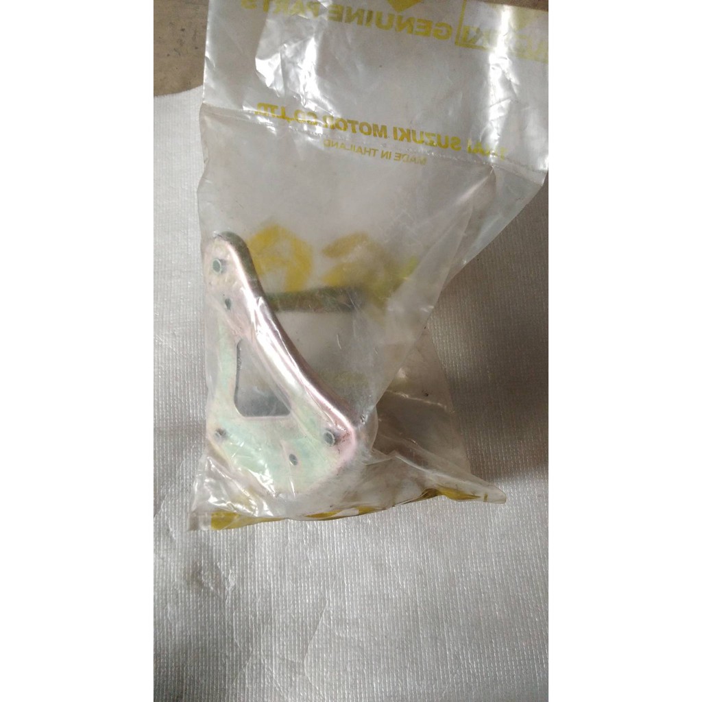 เหล็กยึดฝาครอบตัวถัง ด้านหน้า สำหรับรุ่น FD110XCU-C อะไหล่แท้ SUZUKI 51860-09G11T000