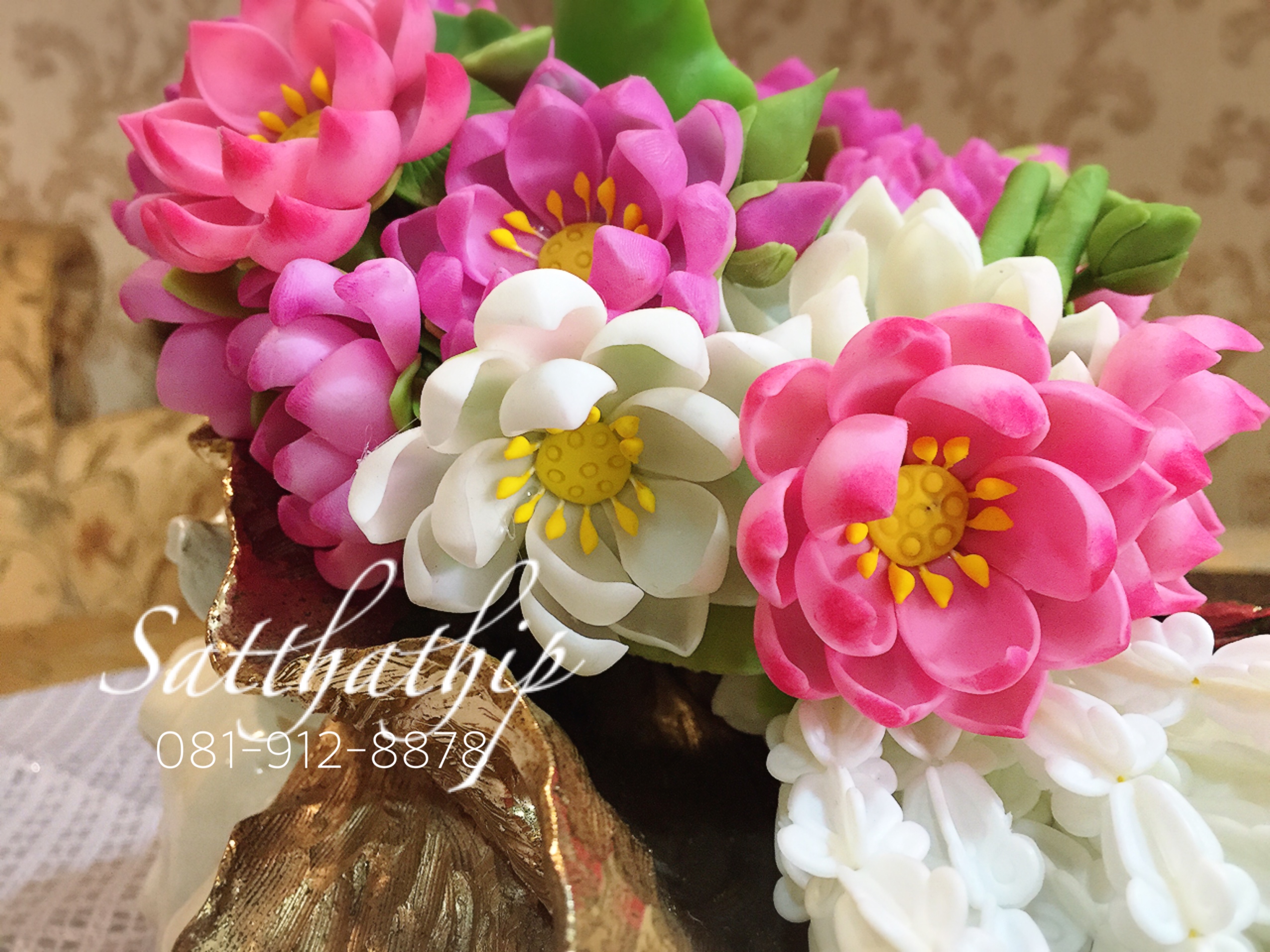 พวงมาลัยดอกบัวหลวง ประดิษฐ์จากดิน - Lotus garland