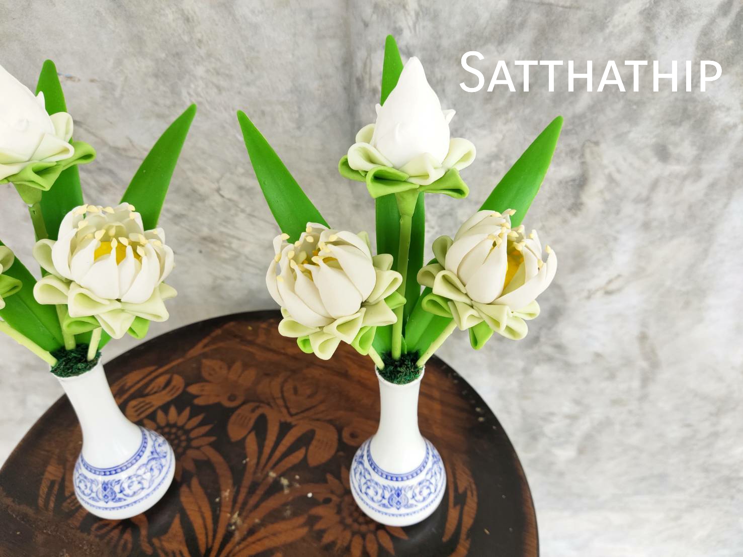 แจกันดอกบัว - ดอกบัวประดิษฐ์ - แจกันดอกบัวพับสีขาว (ข้างละ 3 ดอก) ประดิษฐ์จากดิน - แจกันดอกบัวประดิษฐ์ - Lotus Flower