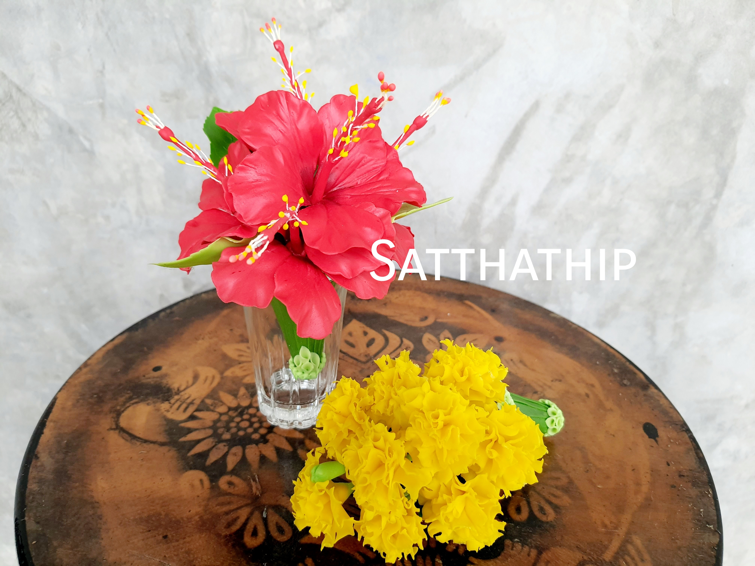 ชุดกรวยดอกชบา 5 ดอก และดอกดาวเรือง 9 ดอก ประดิษฐ์จากดิน