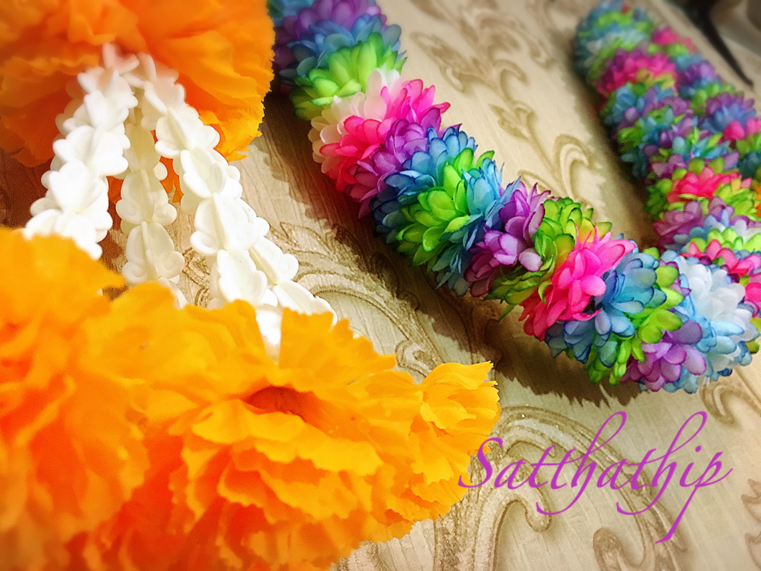 พวงมาลัยผ้า - พวงมาลัยสองชาย - พวงมาลัยดอกมัมประดิษฐ์ - พวงมาลัยถวายศาลพระภูมิ - Fabric garland *ขนาด เส้นผ่าศูนย์กลางดอก 2.5 นิ้ว