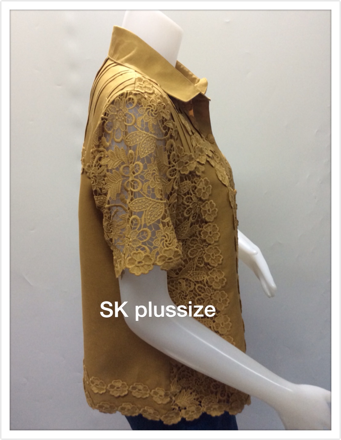เสื้อเชิ้ตลินิน แต่งลูกไม้ แขนสั้น สีเหลืองทอง รอบอก 48 นิ้ว