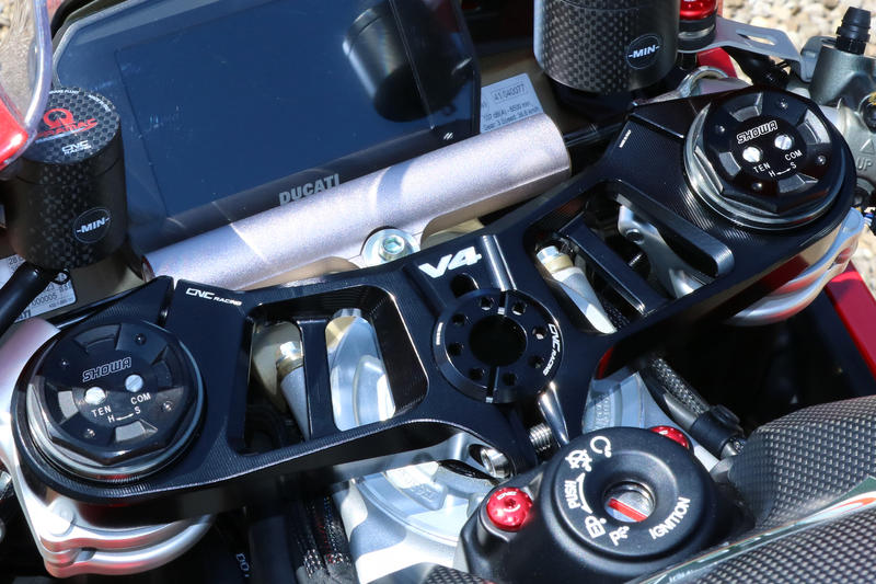 แผงคอ CNCracing สำหรับ Panigale V4 2018-2024 สีดำ น๊อตไทเทเนียม