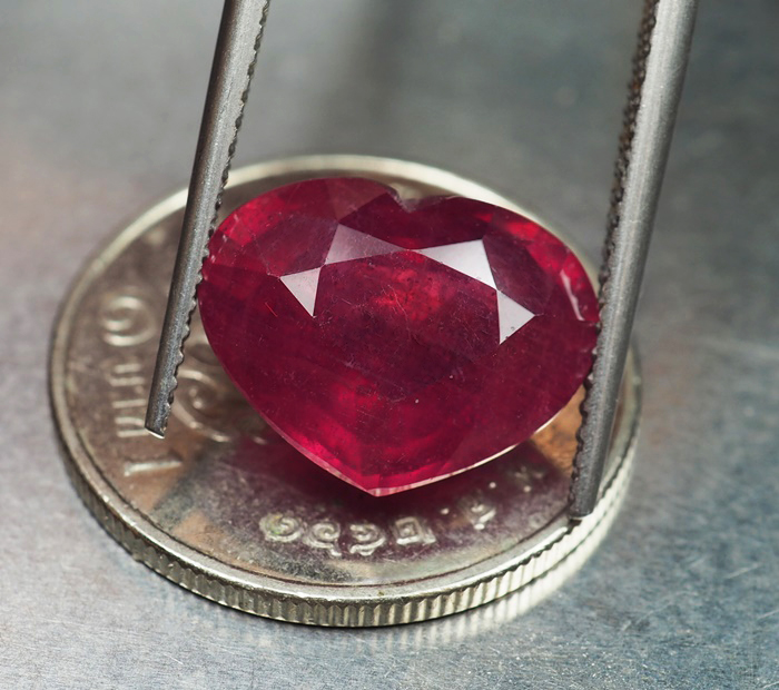 พลอยทับทิม (Ruby) 6.50 กะรัตสีชมพูอมแดง