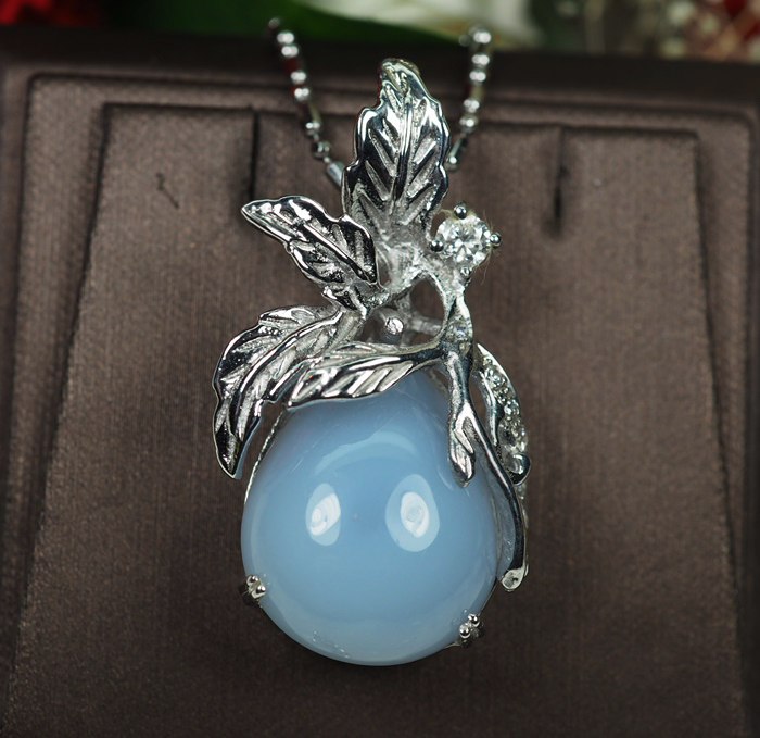 จี้คาลซิโดนีสีลาเวนเดอร์ขนาดใหญ่ 20.75 กะรัต