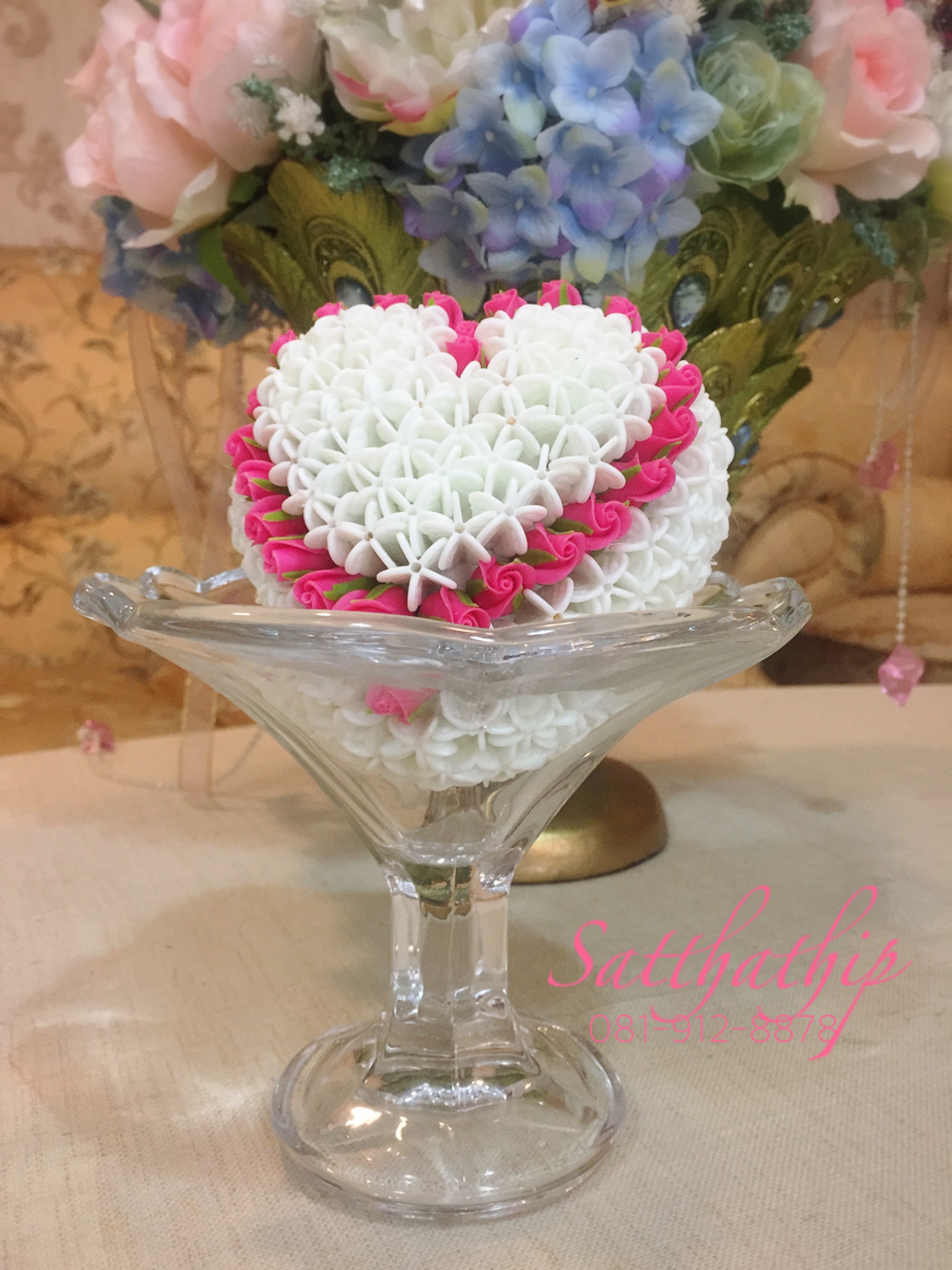 หัวใจดอกรักประดิษฐ์ (ปักดอกกุหลาบ ประดิษฐ์จากดิน)/ พานรับน้ำสังข์รูปหัวใจ/ พานรองแหวนหมั้น – ของชำร่วยงานแต่งงาน - Wedding souvenirs