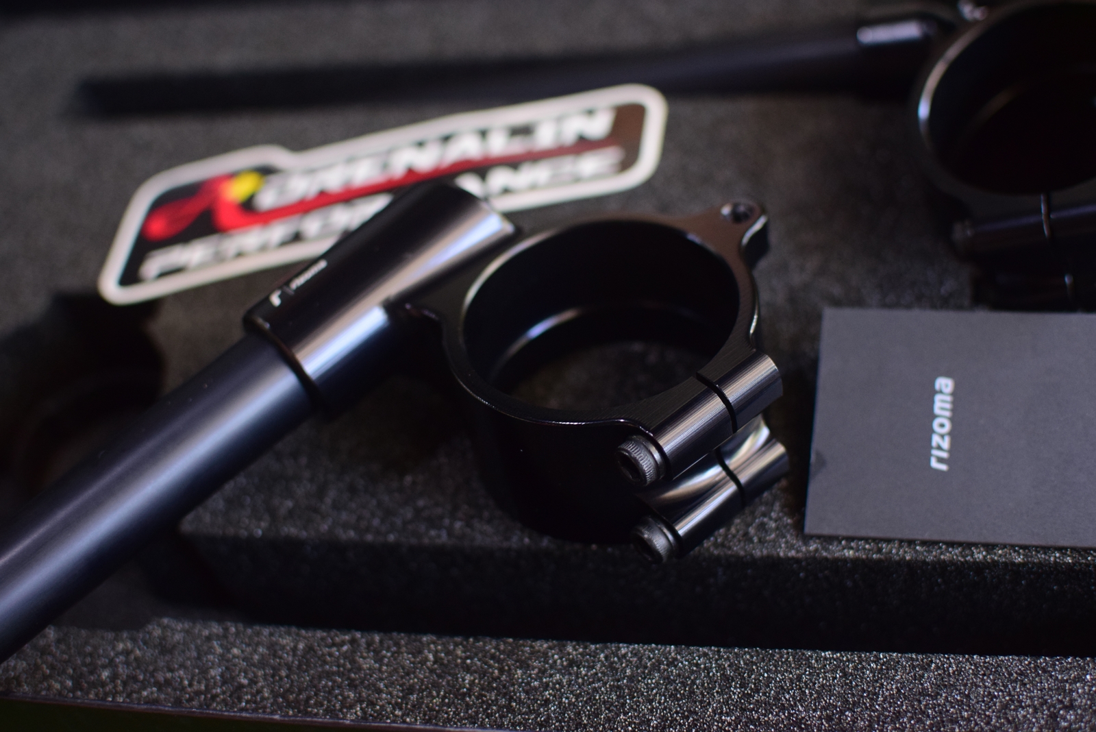 แฮนด์จับโช้ค Rizoma สำหรับ R nine T สำหรับโช้คหัวกลับขนาด 55มิล