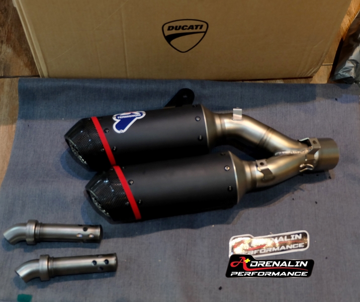ท่อคู่ Racing termignoni สำหรับ Monster 937 ducati performance ท่อดำปากคาร์บอน พร้อมคอกลาง แทนที่แคต (For Exhibition only)