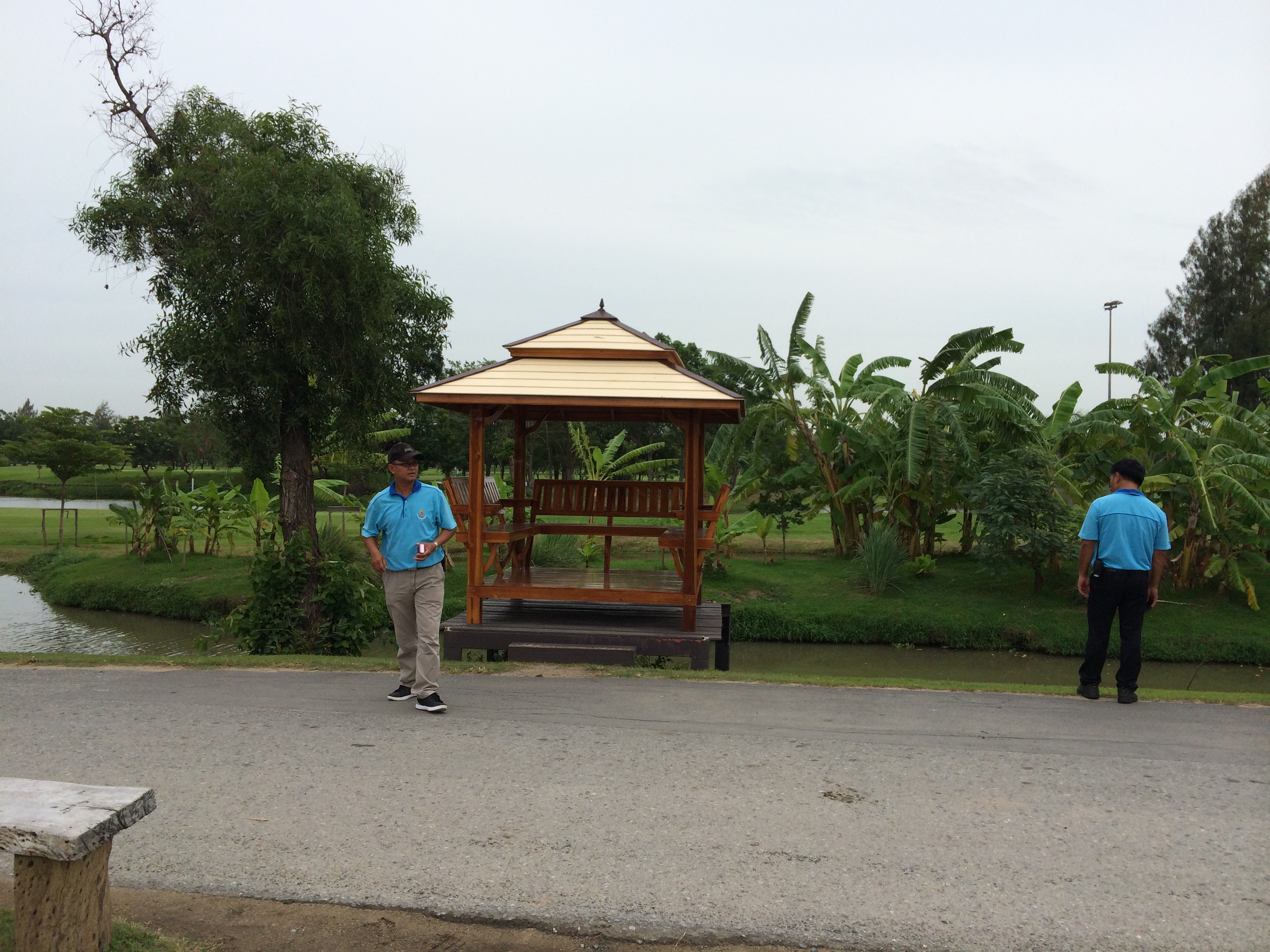 ส่งศาลาไม้สัก ที่สนามกอร์ฟกองทับบก รามอินทรา 5 หลังครับ