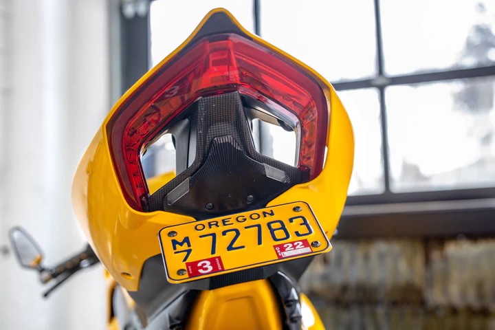 ท้ายสั้น futurismoto สำหรับstreet fighter V4 V2 ไฟเลี้ยวในตัว