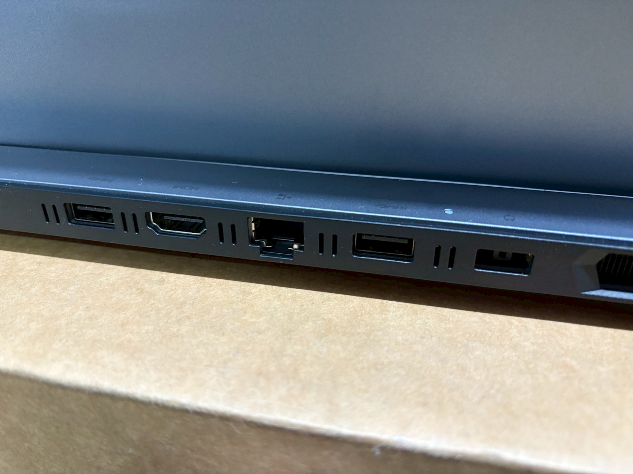 Lenovo LOQ 15IAX9 83GS001GTA Luna Grey