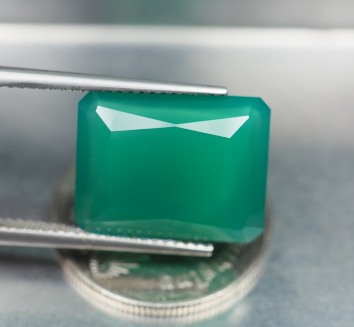 คาลซิโดนีสีเขียว (Green Chalcedony) 7.10 กะรัตเจียร 2 ด้าน