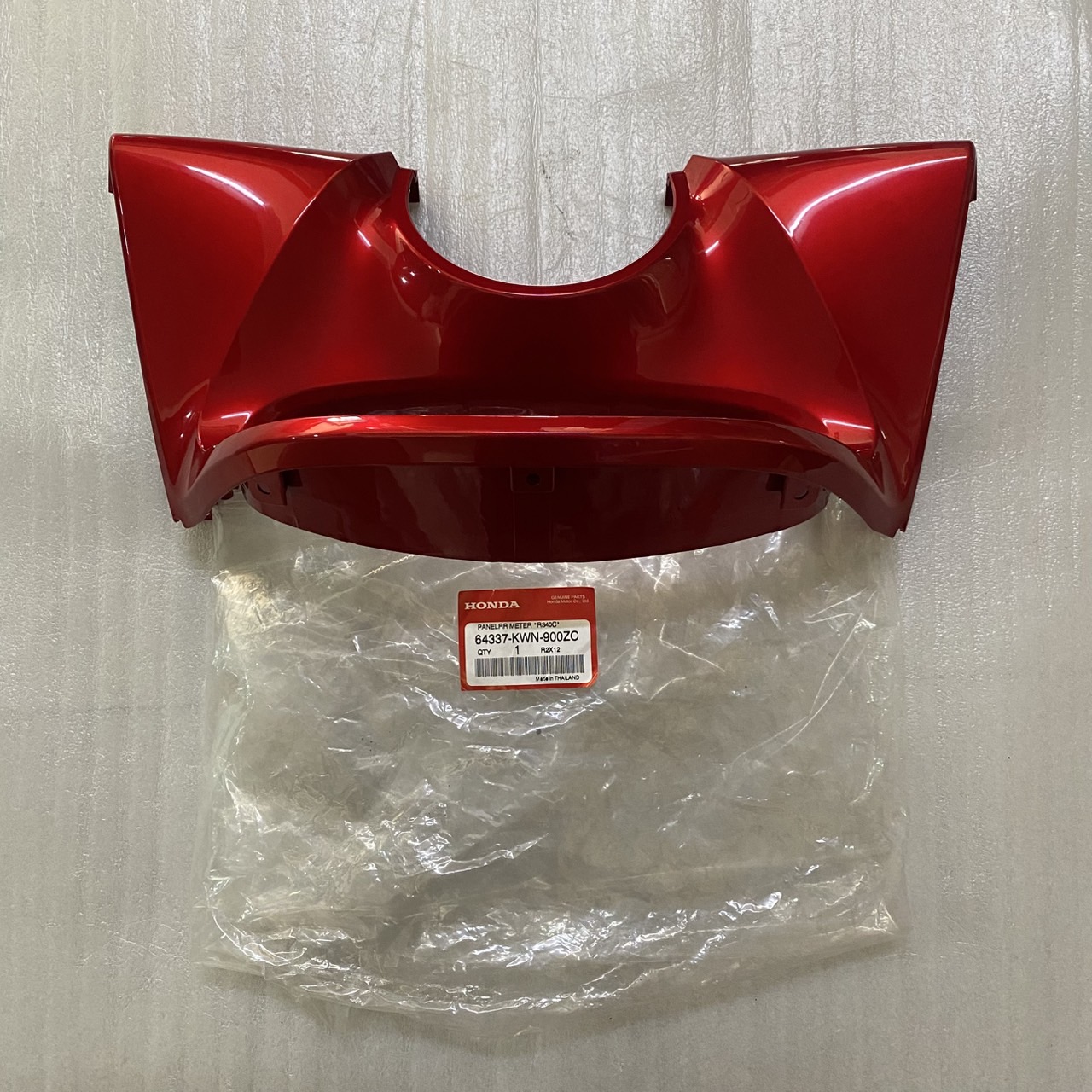64337-KWN-900ZC ฝาครอบมาตรวัดส่วนหลังรถสีแดง PCX125 2009 อะไหล่แท้ HONDA