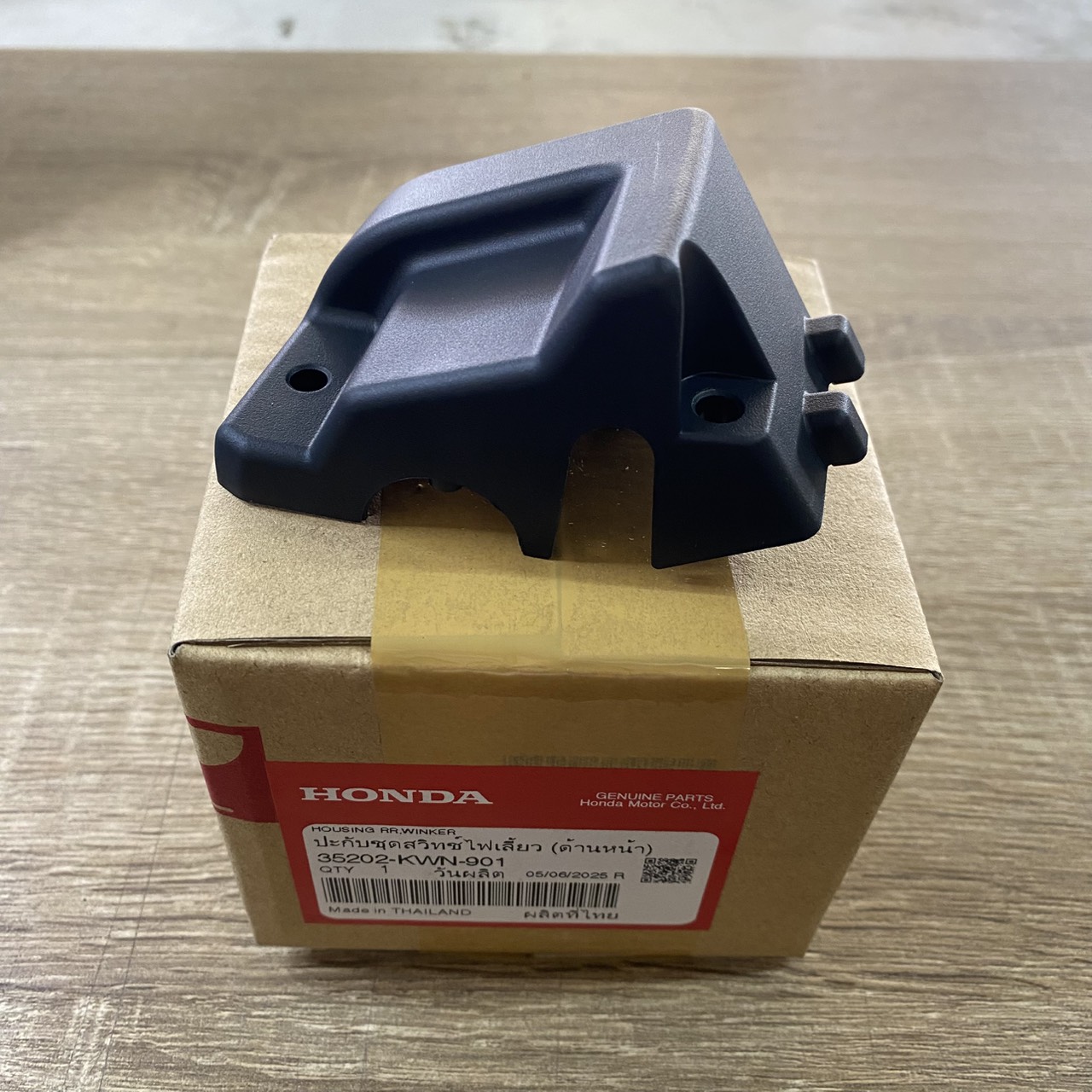 35202-KWN-901 ปะกับชุดสวิชท์ไฟเลี้ยว (ด้านหน้า) ww 125 สำหรับรุ่น Honda SCOOPY i ปี2010-2013 อะไหล่แท้ HONDA