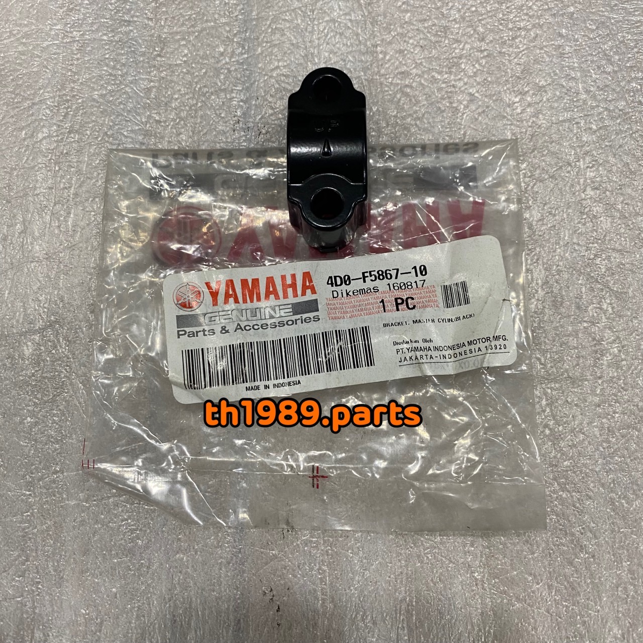 4D0-F5867-10 ปะกับกระปุกดิสค์ สีดำ FINO SPORTY 2009 อะไหล่แท้ YAMAHA