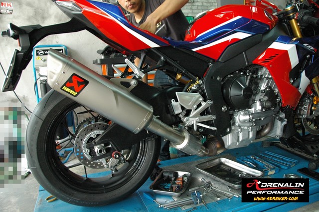 Akrapovic Slip-On WSBK trackday สำหรับ CBR1000RR-R 2021+ (For Exhibition only)