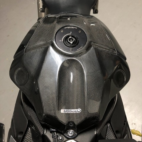 Carbon2Race ครอบถังบนคาร์บอน สำหรับ R1 2015+