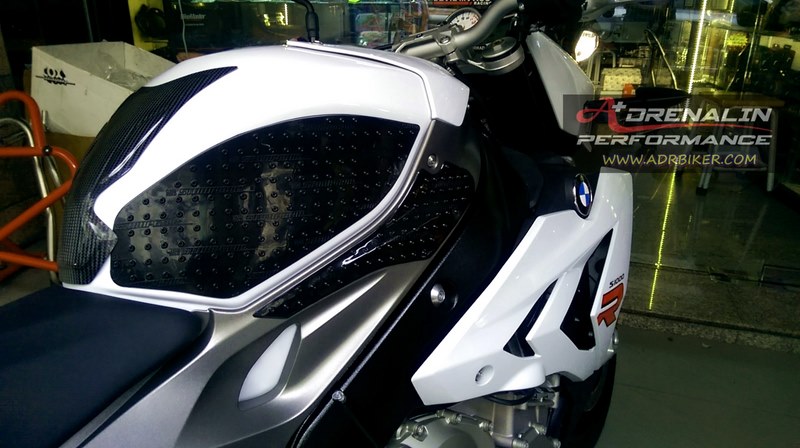 แผ่นติดข้างถังกันลื่น StompGrip สำหรับ S1000R
