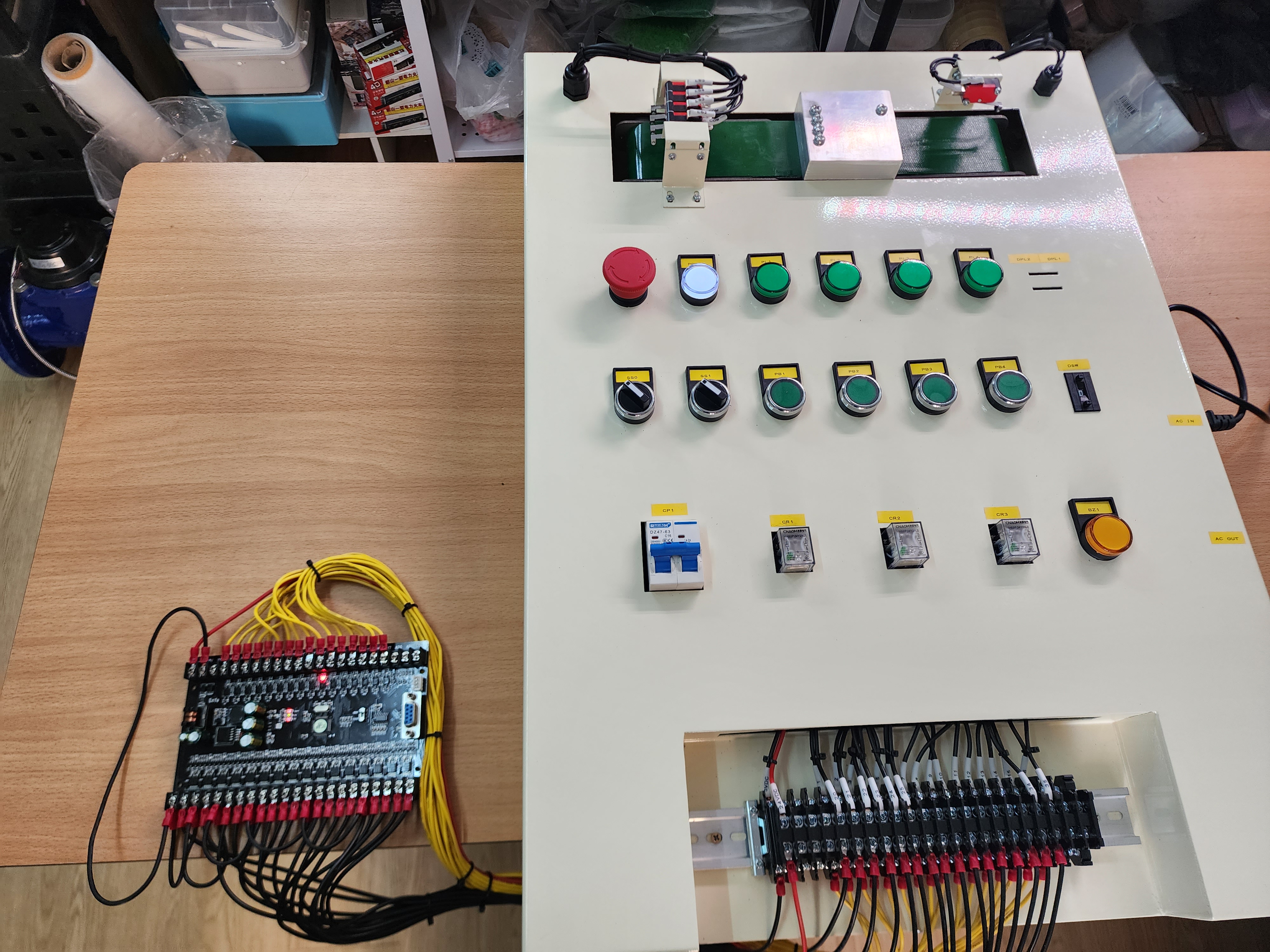 ชุดฝึกอบรม PLC พร้อม ชุด Conveyor สำหรับการจำลองการทำงานเครื่องจักร