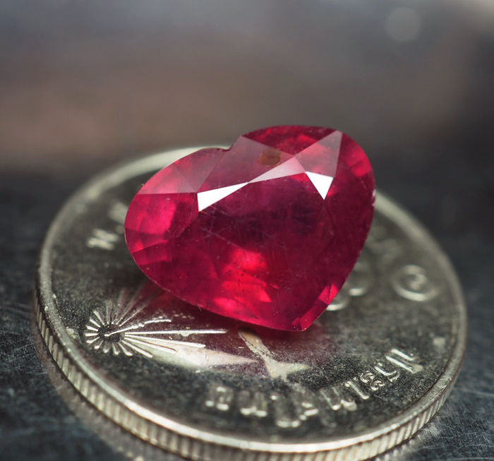 พลอยทับทิม (Ruby) 4.70 กะรัตสีแดงเข้ม