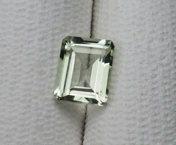 โทปาสพลอยสีเขียวอ่อน (Green Topaz) 2.55 กะรัต