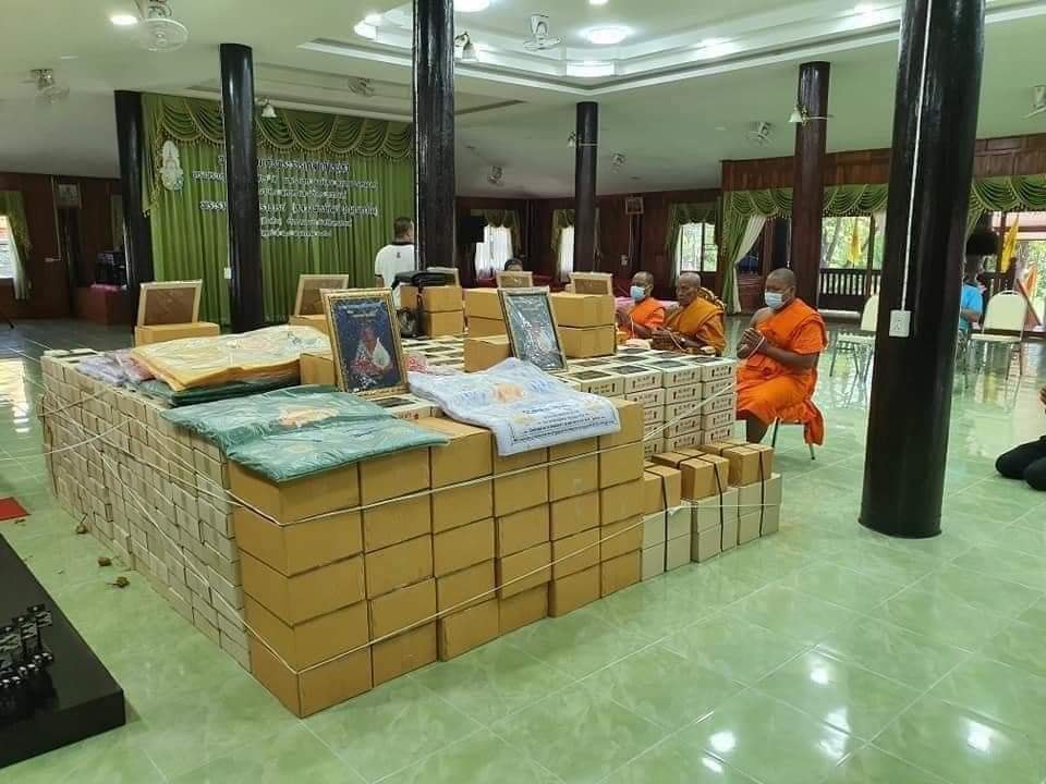 เหรียญรุ่นฉลองสมณศักดิ์(2) พิมพ์พัดยศ หลวงพ่อพัฒน์ วัดห้วยด้วน นครสวรรค์ เนื้อทองทิพย์ ลงยา 3 สี ปี 2564