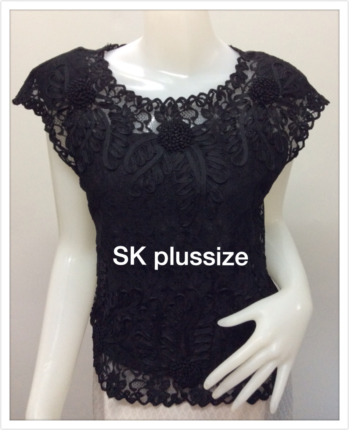 เสื้อลูกไม้ สีดำ แขนในตัว รอบอก 44 นิ้ว