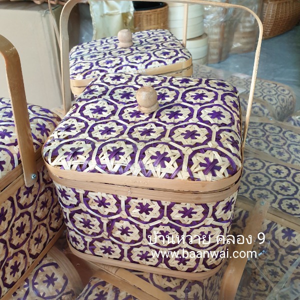 ปิ่นโตไม้ไผ่ ลายพิกุล ทรงเหลี่ยม หูพับ ขนาด 8*8*6 นิ้ว