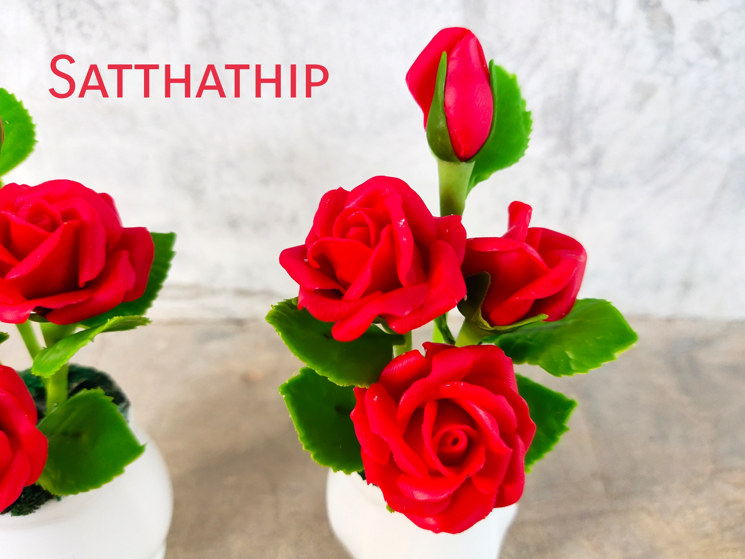 แจกันดอกกุหลาบ สีแดง ประดิษฐ์จากดิน