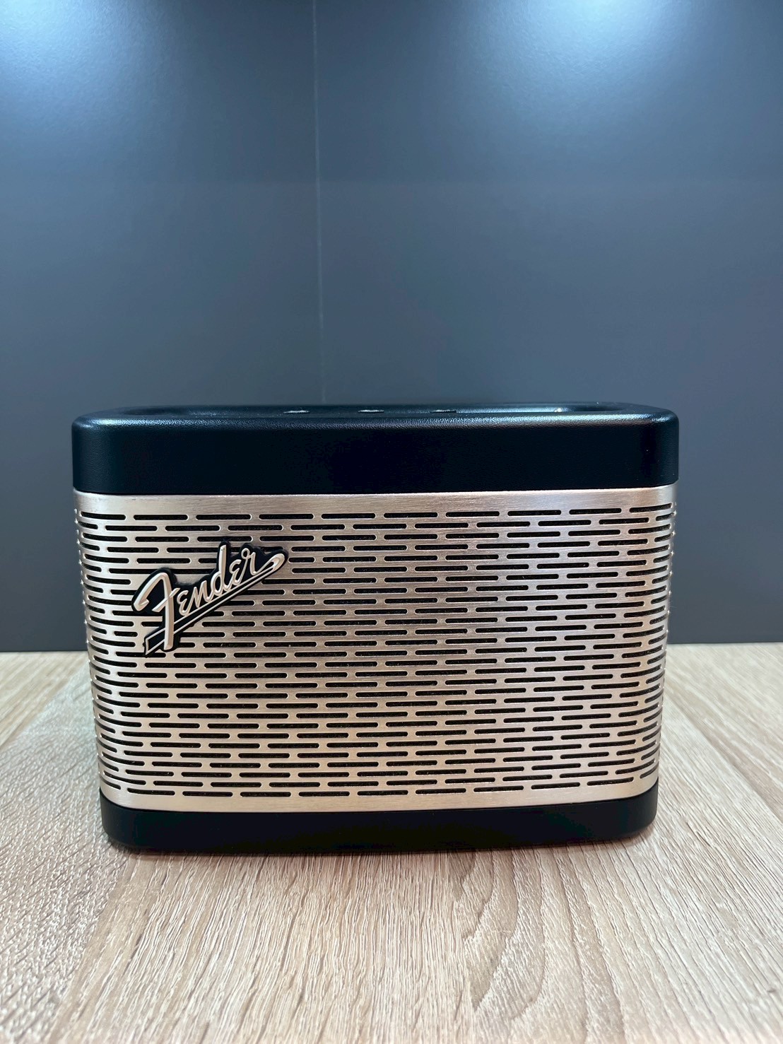 Fender Newport 2 Black/Gold