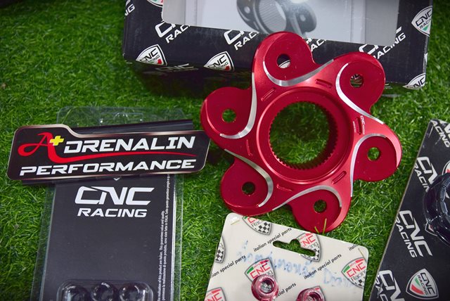 CNC Racing Rear sprocket flange ฮับสเตอหลัง สำหรับ Ducati 1199 (รหัสสินค้า FL504)