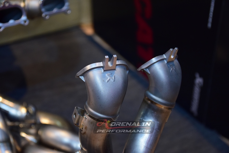 ท่อฟูล Akrapovic แบบปลายคู่ ออกบนสำหรับ V4 2022+ (For Exhibition only)